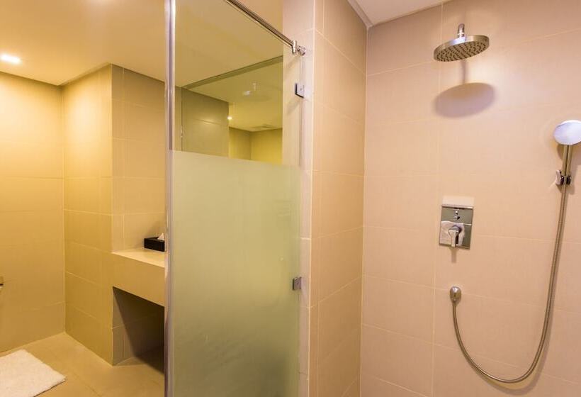 اتاق لوکس سه تخته, Royce Hotel & Casino