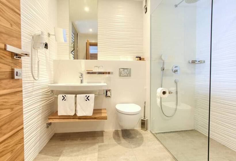 اتاق لوکس با بالکن و چشم‌انداز دریا, Villa Margaret