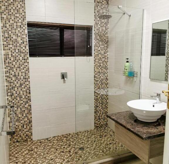 اتاق استاندارد, Aerotropolis Guest Lodge