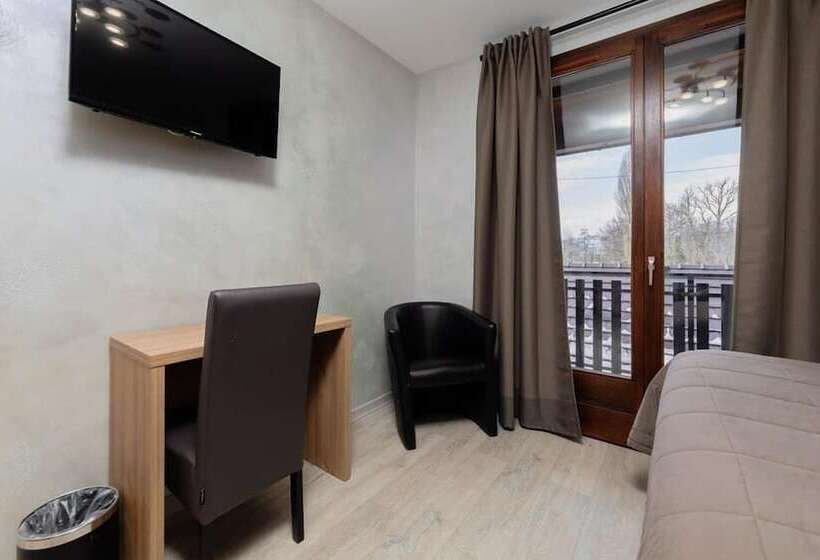 Quarto Triplo Estandar, Motel D Ornex
