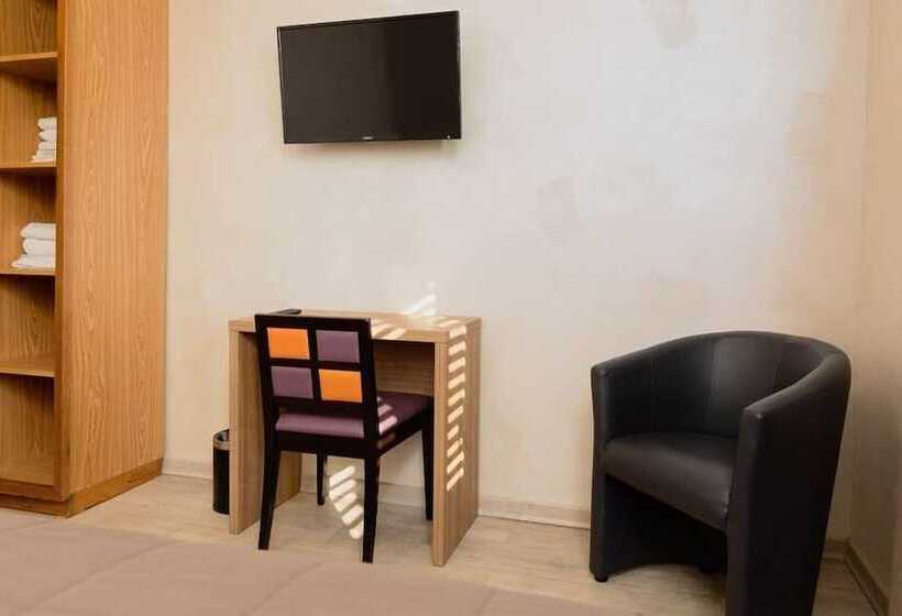 Quarto Estandar, Motel D Ornex