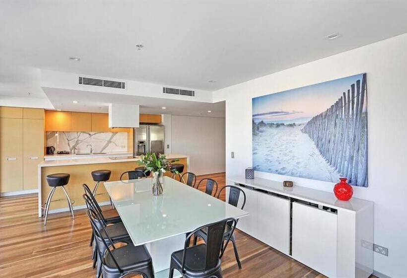 3 Bedroom Apartment Side Sea View, Ambience On Burleigh Beach