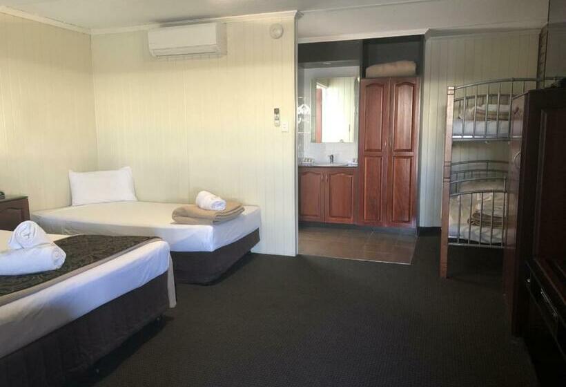 Семейный Номер, Country Plaza Motor Inn
