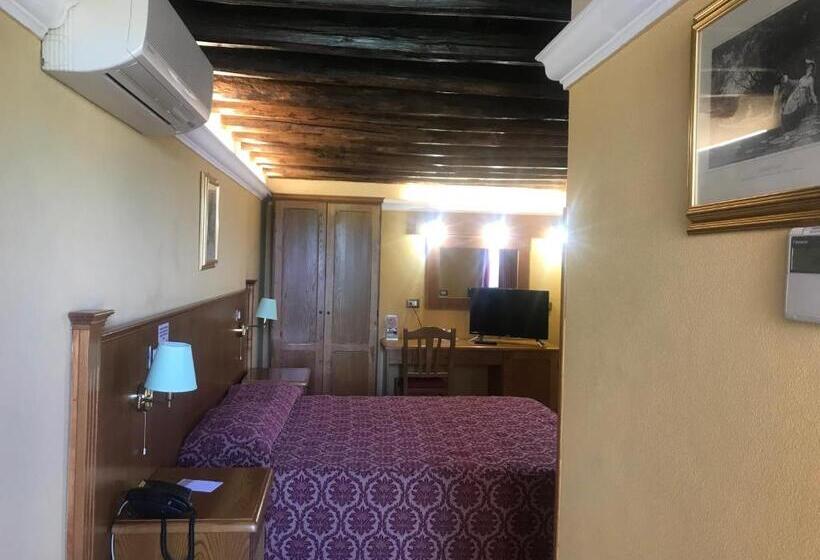 اتاق اکونومی, Casale Certosa