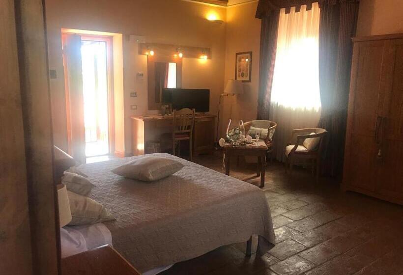 سوئیت جونیور با چشم‌انداز باغ, Casale Certosa