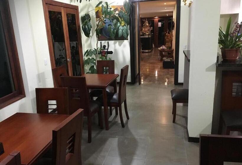 اتاق ساده سه‌ نفره, Las Mercedes Airport Quito