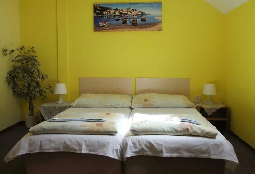 اتاق استاندارد سه نفره, Formule