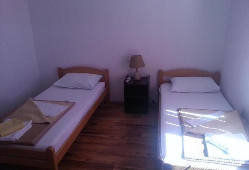 اتاق استاندارد چهار تخته, Guest House Robi