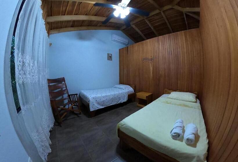 Quarto Quadruple Standart Vista Jardim, Laureles Collection Uvita   Cabinas Los Laureles