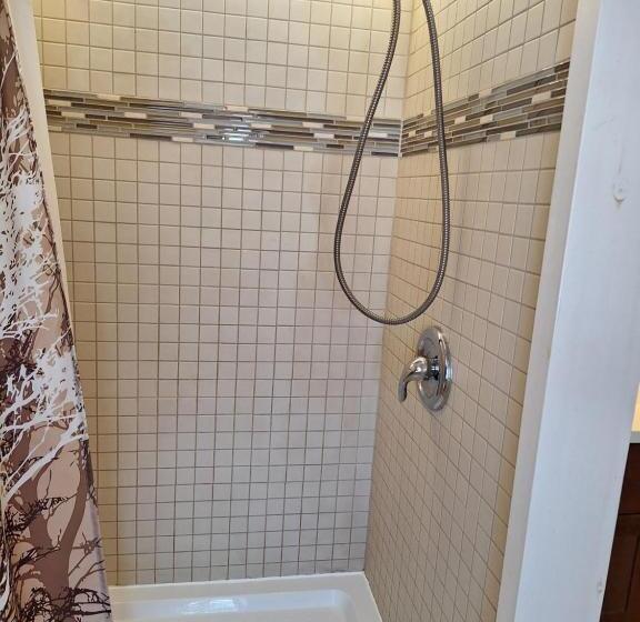 غرفة قياسية ثلاثية, Auberge Le P Tit Bonheur   Hostel