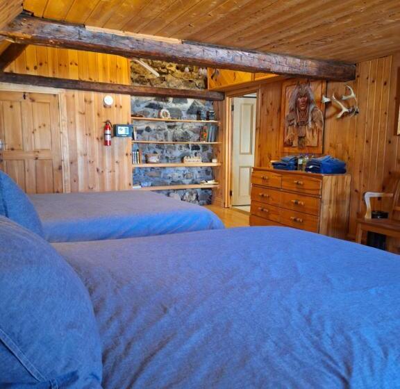 Номер Стандарт Трехместный, Auberge Le P Tit Bonheur   Hostel