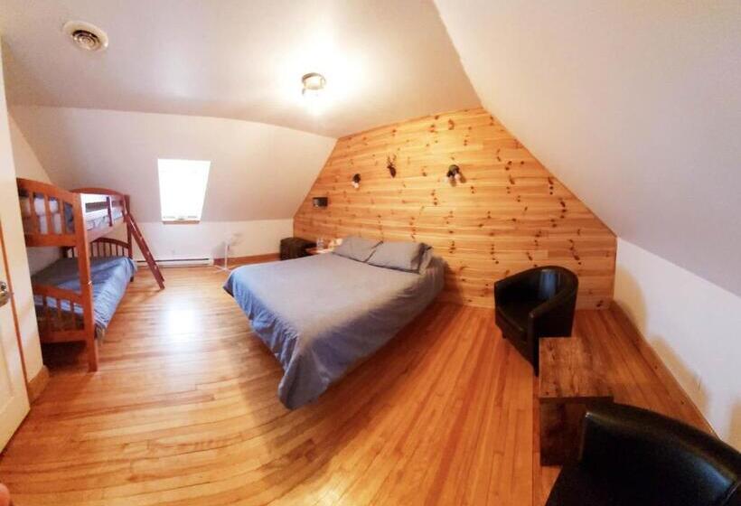 バス共有のスタンダードルーム, Auberge Le P Tit Bonheur   Hostel