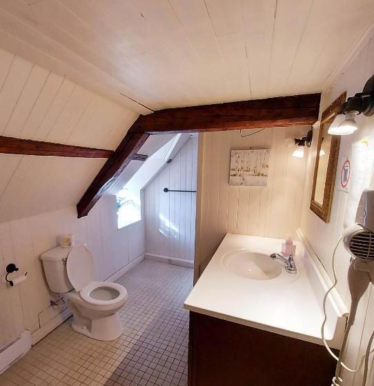 غرفة قياسية ثلاثية, Auberge Le P Tit Bonheur   Hostel