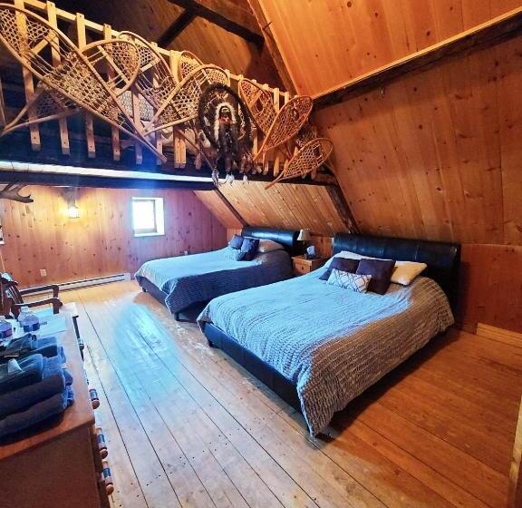 غرفة قياسية ثلاثية, Auberge Le P Tit Bonheur   Hostel