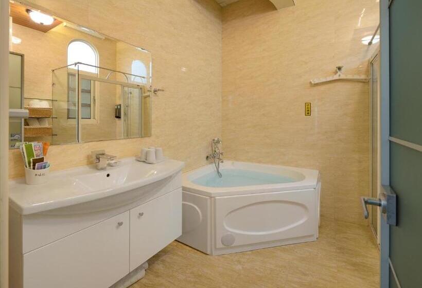 اتاق استاندارد چهارنفره با بالکن, Dancing Butterfly Inn Family Sliding Bnb