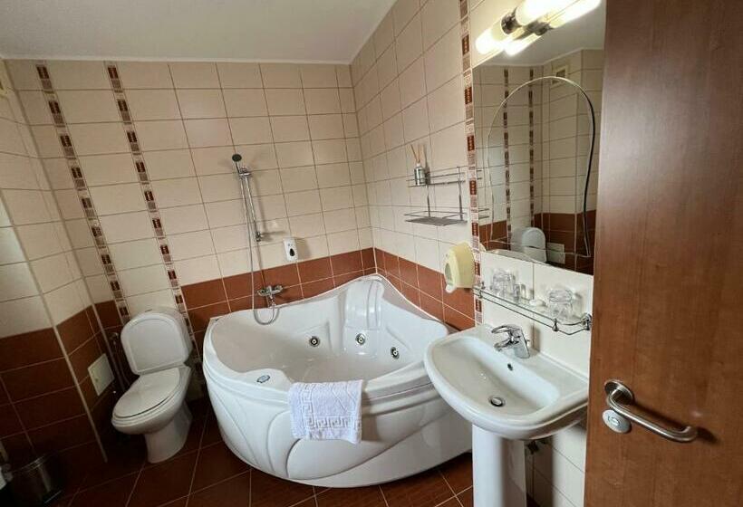 Quarto Triplo Standart, Belvedere