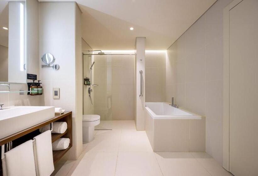 带大床的套房, Voco Doha West Bay Suites, An Ihg