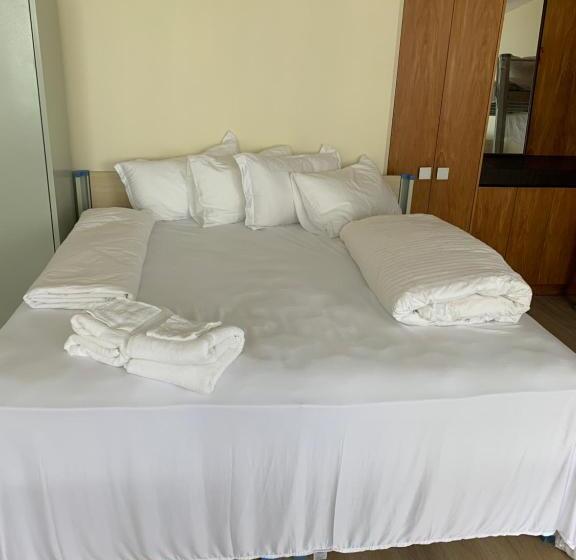 اتاق استاندارد چهار تخته با چشم‌انداز دریا, Garden Hostel