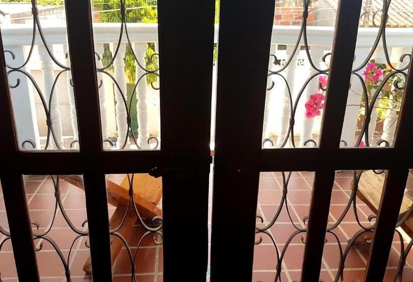 تختخواب در اتاق مشترک, Casa Isabelita