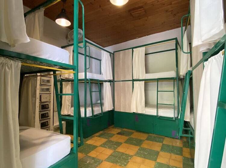공용 욕실 구비 공동 객실 내의 침대, Viajero Hostel Cali & Salsa School