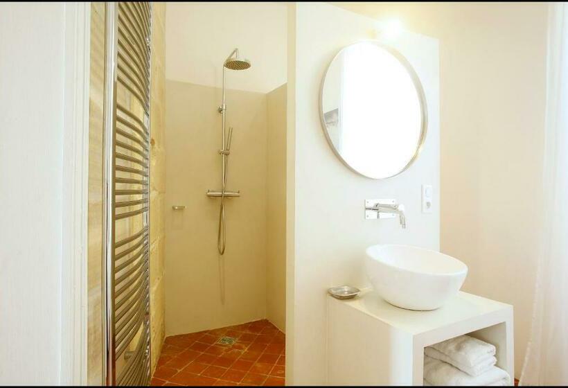 اتاق لوکس با چشم‌انداز باغ, La Maison Rouge D Uzes B&b