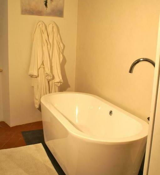 اتاق لوکس با چشم‌انداز باغ, La Maison Rouge D Uzes B&b