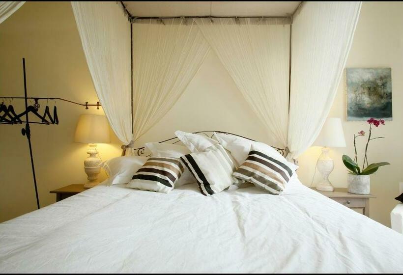 اتاق لوکس با چشم‌انداز باغ, La Maison Rouge D Uzes B&b