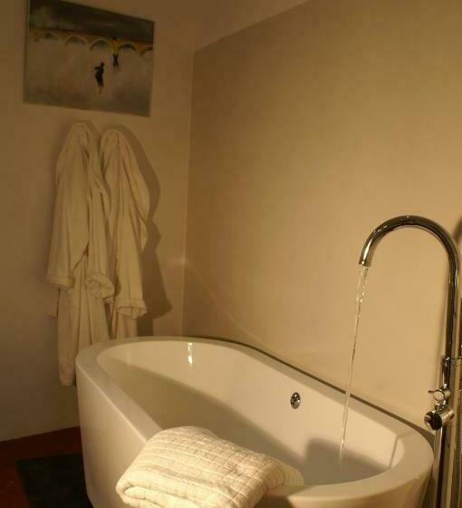 اتاق لوکس با چشم‌انداز باغ, La Maison Rouge D Uzes B&b