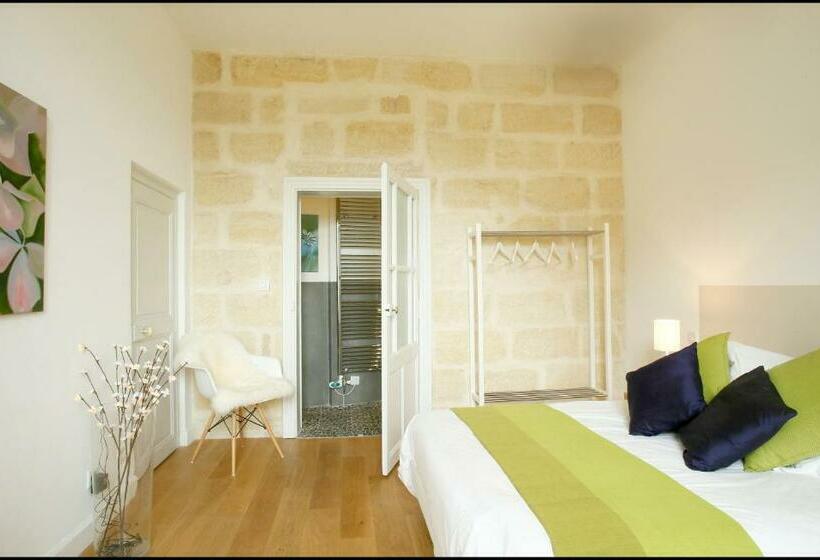 اتاق استاندارد با چشم‌انداز استخر, La Maison Rouge D Uzes B&b
