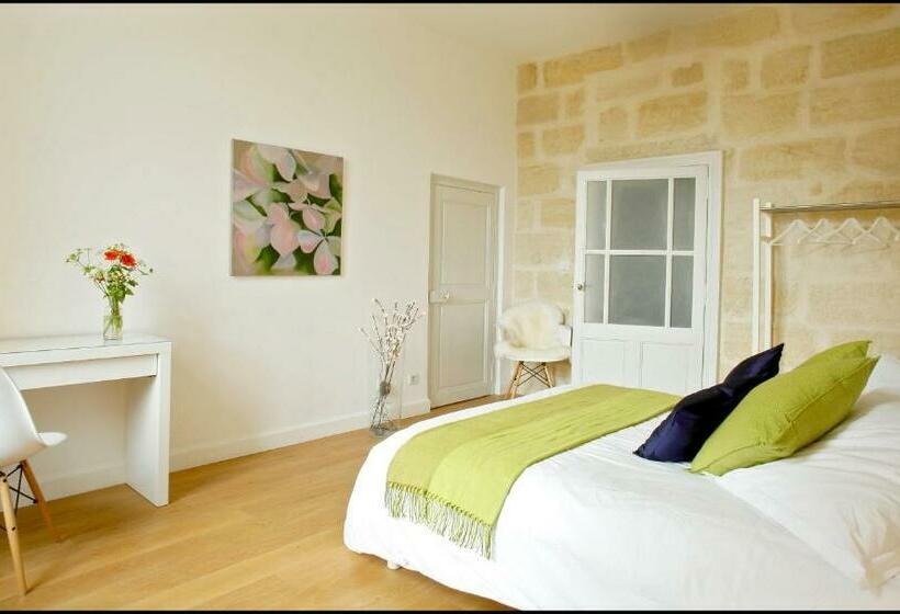 اتاق استاندارد با چشم‌انداز استخر, La Maison Rouge D Uzes B&b