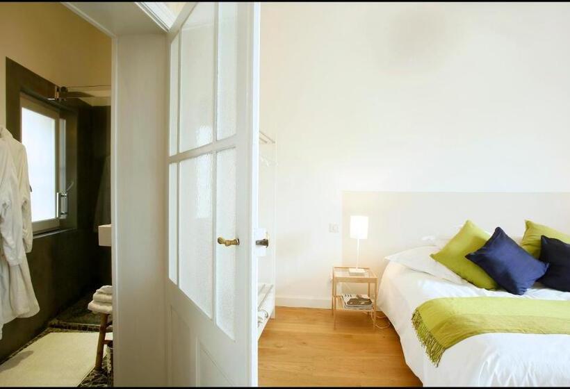 اتاق استاندارد با چشم‌انداز استخر, La Maison Rouge D Uzes B&b