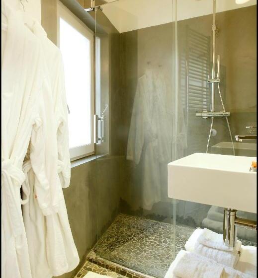 اتاق استاندارد با چشم‌انداز استخر, La Maison Rouge D Uzes B&b