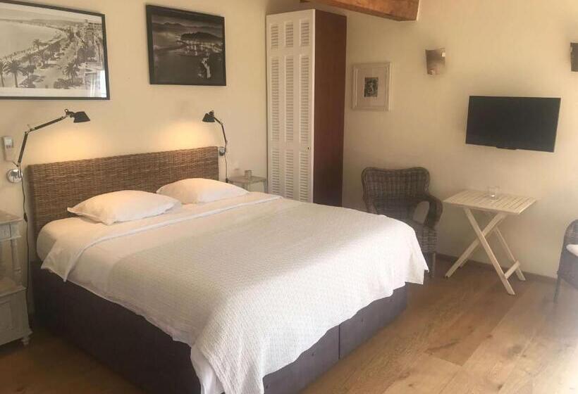 غرفة سوبيريور مطلة على حمام السباحة, Villa La Begude   Boutique Luxury B&b