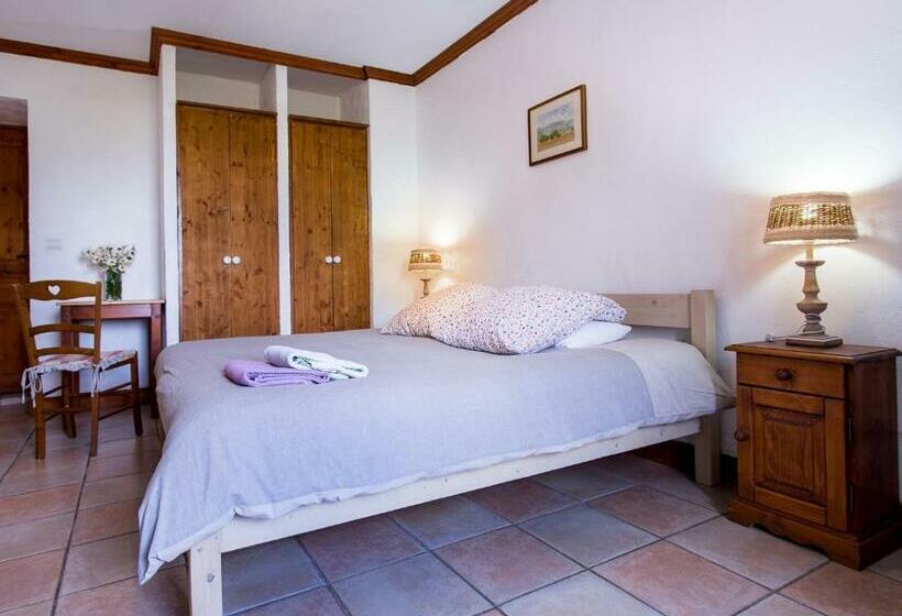 스탠다드 트리플 룸, Gite Auberge De Montvilliers