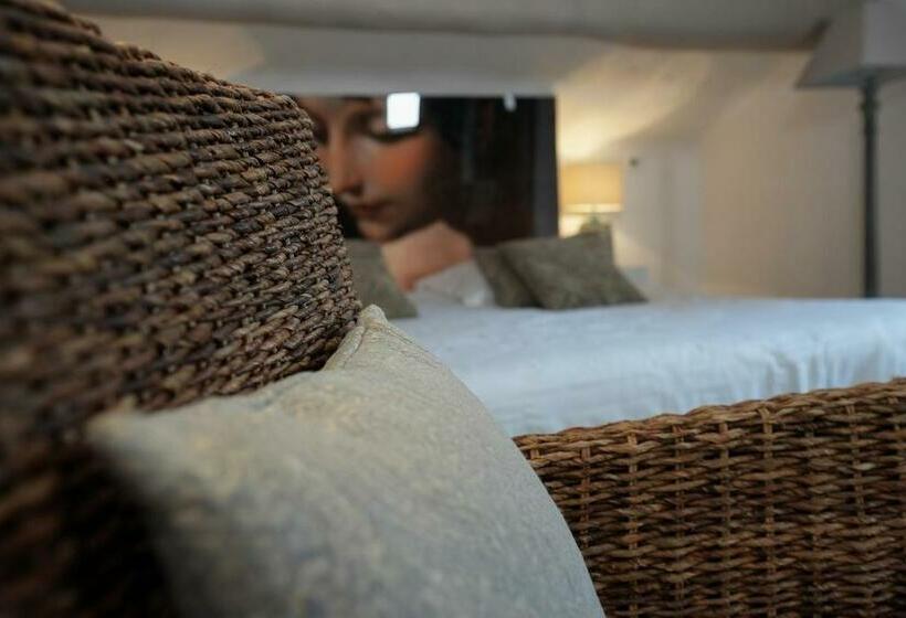 سوئیت جونیور با تخت بزرگ, Auberge De La Poulcière
