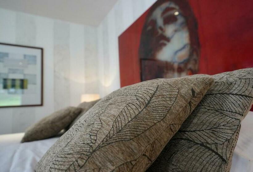 سوئیت جونیور با تخت بزرگ, Auberge De La Poulcière