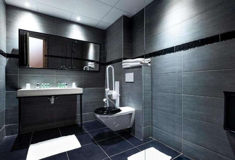 اتاق پنج‌تخته استاندارد, Restaurant Espace Squash 3000