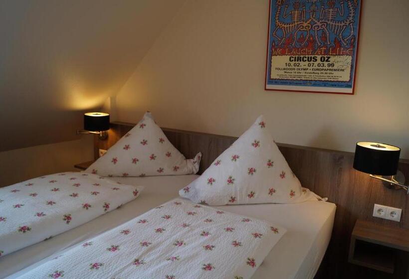 اتاق کلاسیک چهارنفره, Neuses