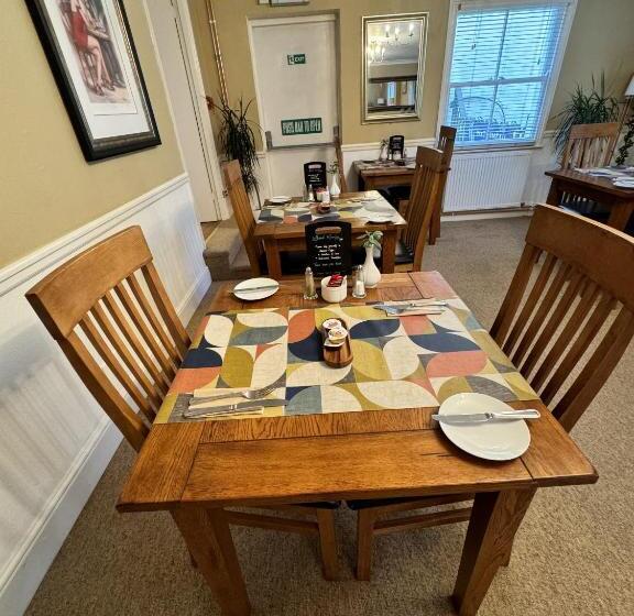 غرفة سوبيريور, Watermead House