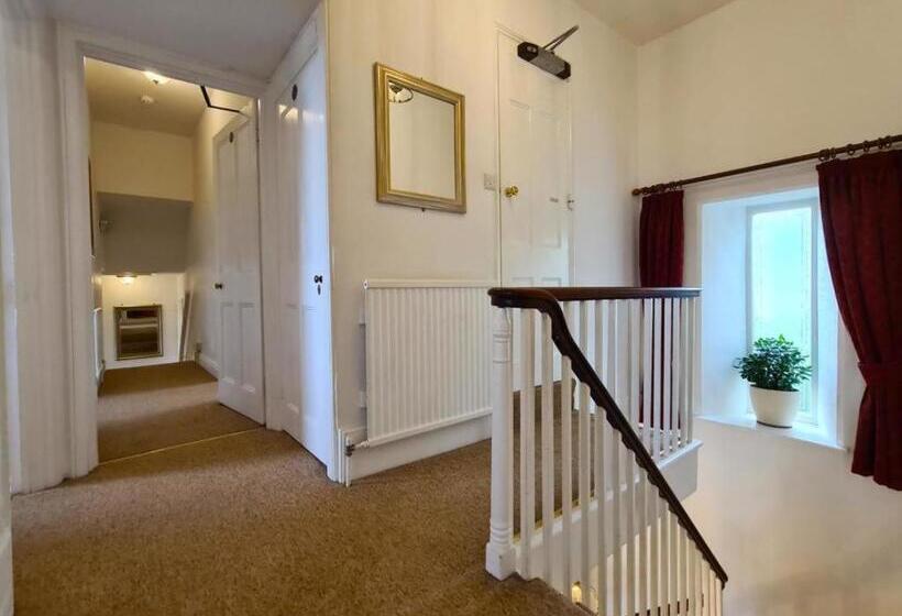 Номер Стандарт, Watermead House