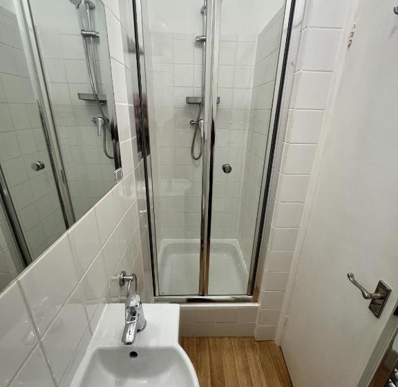 غرفة قياسية, Watermead House