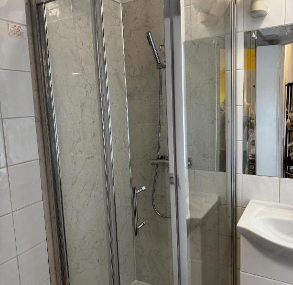 غرفة سوبيريور, Watermead House