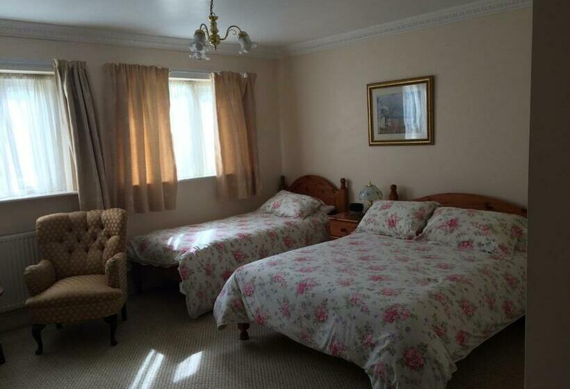 Номер Стандарт Трехместный, Half Moon Hotel And Restaurant