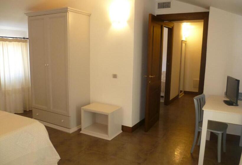 اتاق استاندارد چهارنفره با بالکن, Albergo Residenziale La Corte