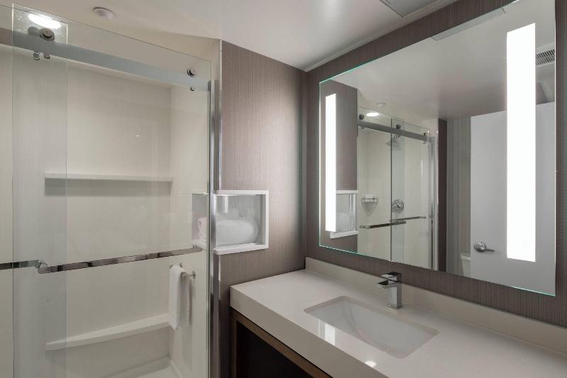带大床的标准间, Courtyard By Marriott New York Queens/fresh Meadows