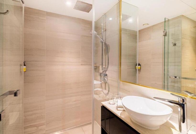 اتاق سوپریور, Saint London