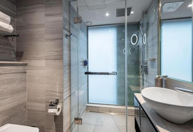 اتاق لوکس, Saint London