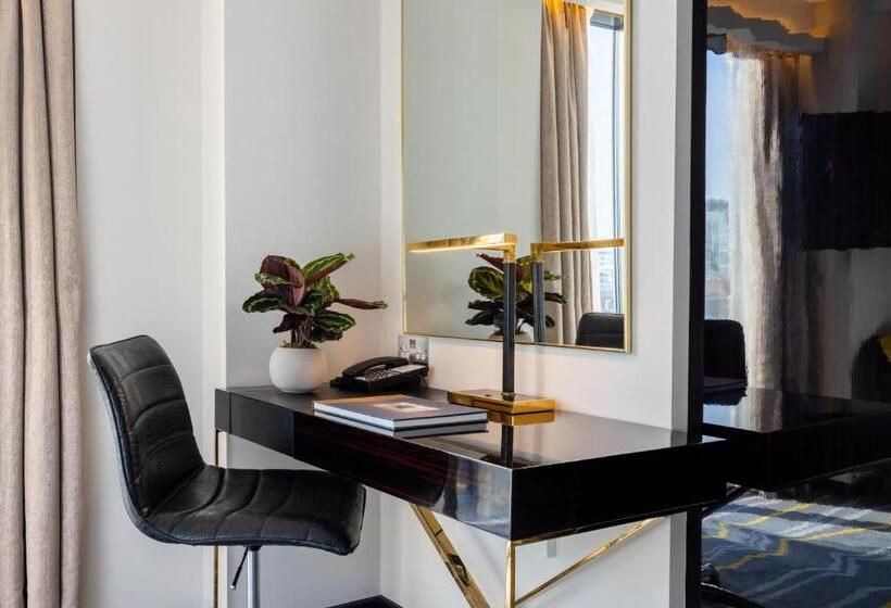 اتاق پرمیوم, Saint London