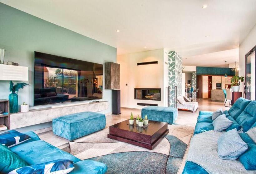 Дом 1 Спальня, Villa Howard — Jacuzzi, Tranquility & Parking
