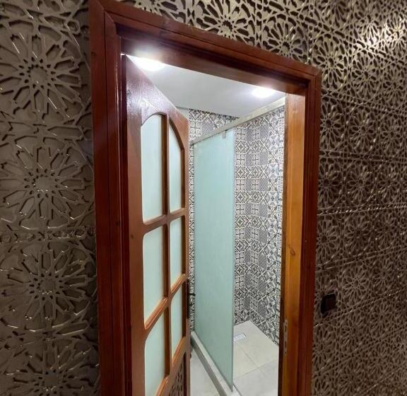 Quarto Triplo Estandar, Riad El Wazzania